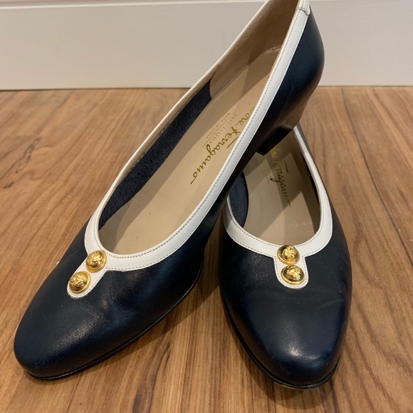Salvatore Ferragamo Shoes - Vintage Salvatore Ferragamo pumps